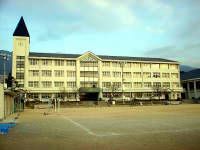近くの神戸市立六甲小学校まで550m（徒歩7分）