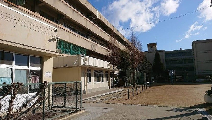 近くの吹田市立吹田南小学校まで498m(徒歩7分)