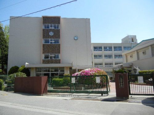 近くの神戸市立大池中学校まで950m(徒歩12分)