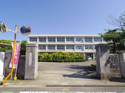 近くの中央小学校まで312m（徒歩4分）