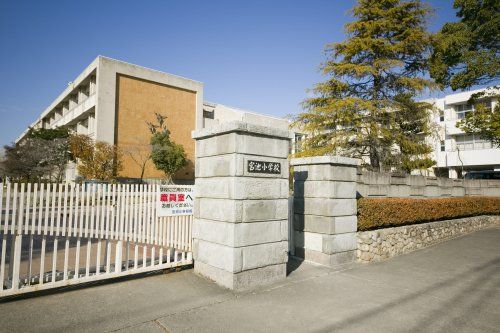 近くの宮池小学校まで584m(徒歩8分)