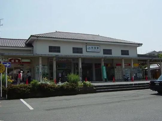 近くの衣笠まで2,096m（徒歩27分）