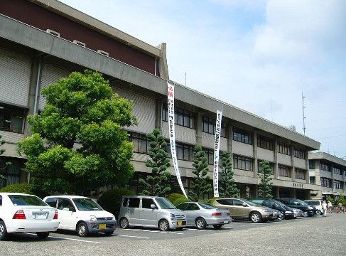 近くの役所まで974m（徒歩13分）