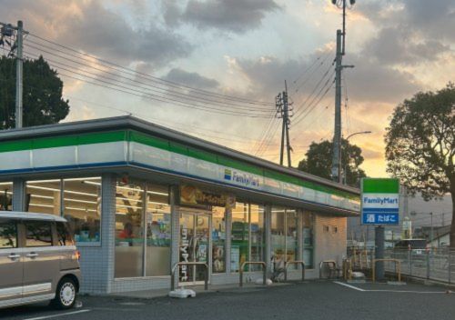 近くのファミリーマート 四国中央大柏店まで124m(徒歩2分)