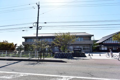 近くの砺波市立砺波東部小学校まで1,182m(徒歩15分)