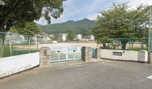 近くの呉市立広中央中学校まで1,100m（徒歩14分）