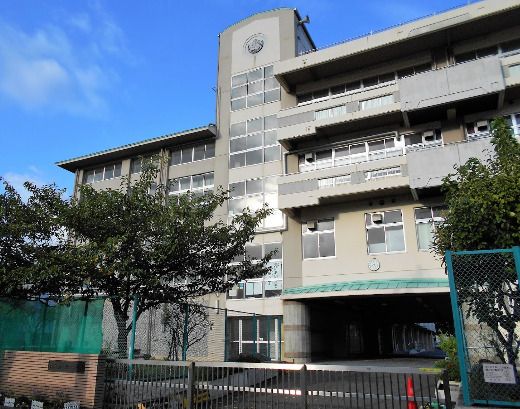 近くの横浜市立杉田小学校まで1,101m(徒歩14分)