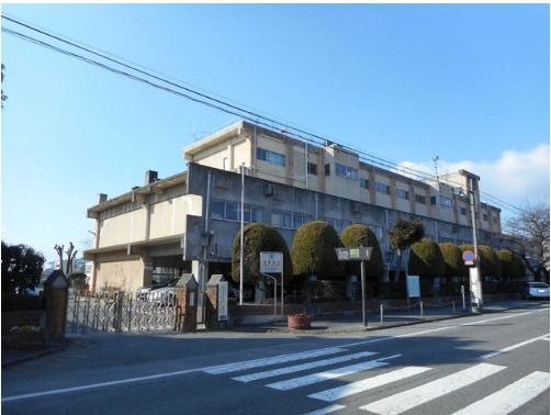 近くの前橋市立第三中学校まで2,105m（徒歩27分）