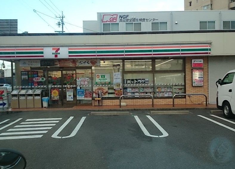 近くのコンビニまで682m（徒歩9分）