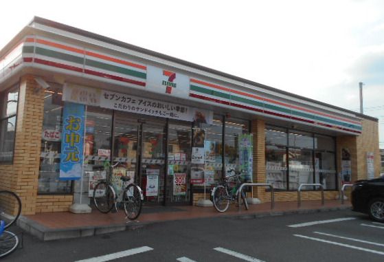 近くのコンビニまで220m（徒歩3分）