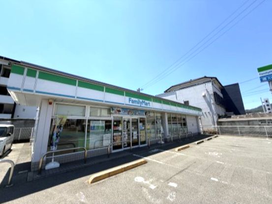 近くのファミリーマート 南昭和町店まで582m（徒歩8分）