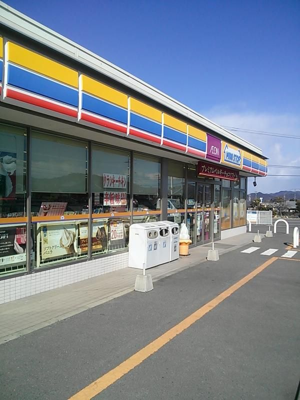 近くのコンビニまで952m（徒歩12分）