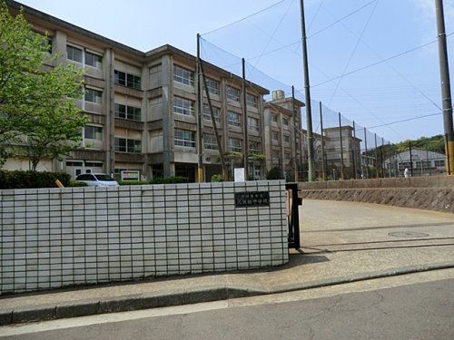 近くの横須賀市立大矢部中学校まで1,124m（徒歩15分）