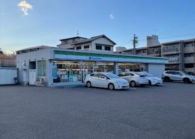 近くのコンビニまで653m（徒歩9分）