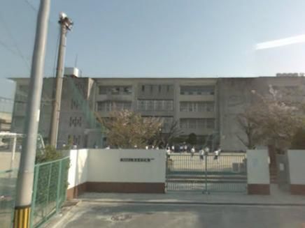 近くの門真市立第5中学校まで629m（徒歩8分）
