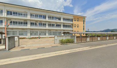 近くのさぬき市立さぬき南中学校まで606m(徒歩8分)