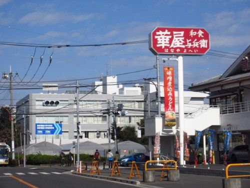 近くの飲食店まで706m（徒歩9分）