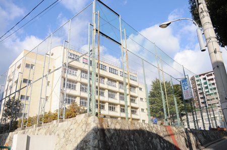 近くの神戸市立葺合中学校まで724m（徒歩10分）