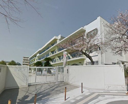 近くの八雲東小学校まで127m（徒歩2分）