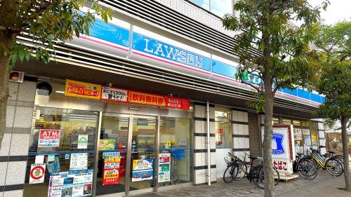 近くのコンビニまで624m（徒歩8分）