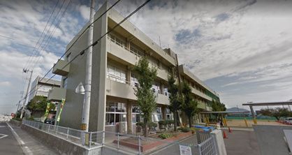 近くの郡家小学校まで1,105m（徒歩14分）