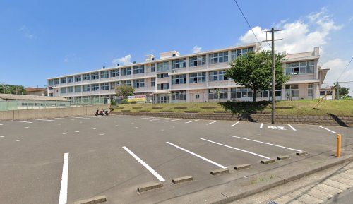 近くの鹿屋市立西原小学校まで744m（徒歩10分）
