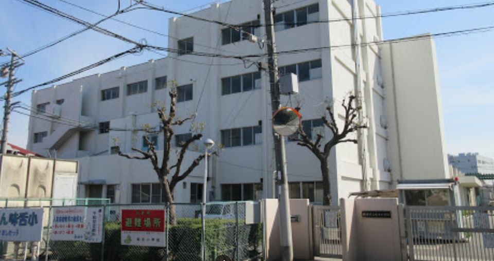 近くの味舌小学校まで563m(徒歩8分)