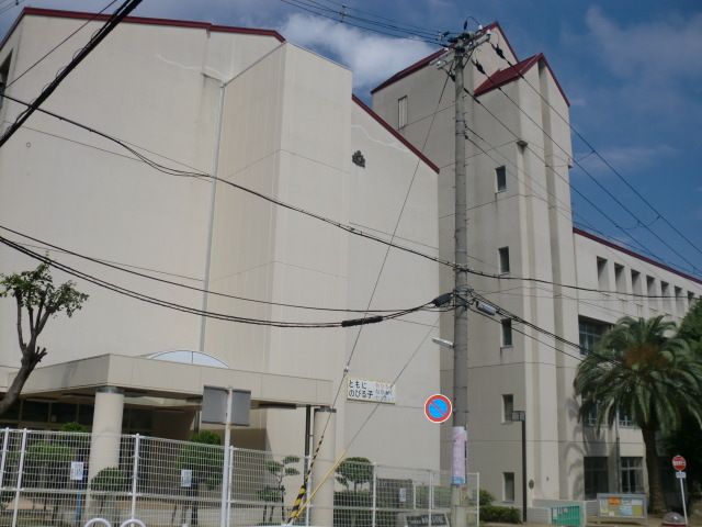 近くの神戸市立東須磨小学校まで413m（徒歩6分）