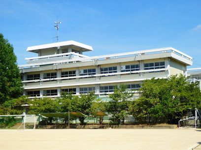 近くの宇多津中学校まで1,543m（徒歩20分）