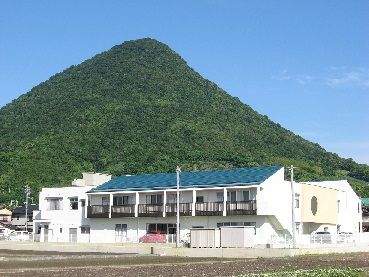 近くの飯野こども園まで723m（徒歩10分）