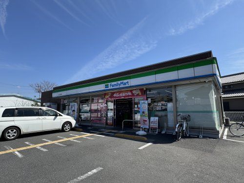 近くのファミリーマート さいたま神田店まで394m（徒歩5分）
