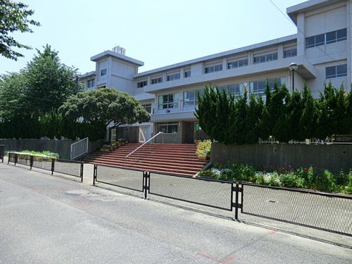 近くの横須賀市立神明中学校まで1,180m（徒歩15分）
