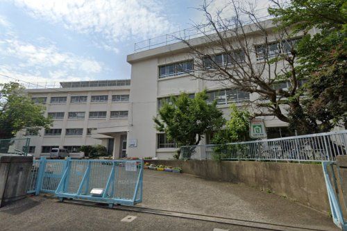 近くの逗子市立沼間小学校まで972m（徒歩13分）
