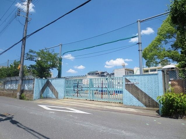 近くの寝屋川市立東小学校まで572m(徒歩8分)