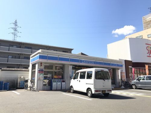 近くのコンビニまで611m（徒歩8分）