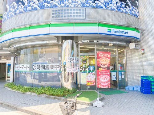 近くのファミリーマート 浮間舟渡駅前店まで754m(徒歩10分)