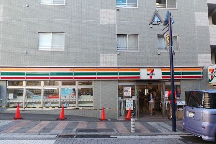 近くのセブンイレブン 横須賀本町2丁目店まで505m（徒歩7分）