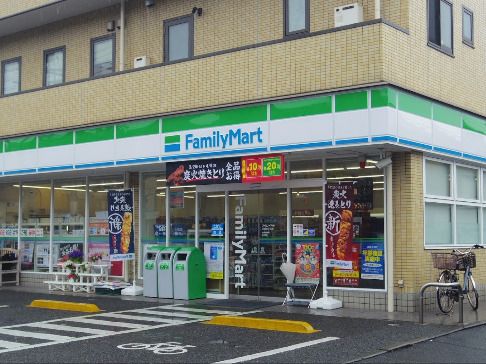 近くのファミリーマート 六浦四丁目店まで377m（徒歩5分）