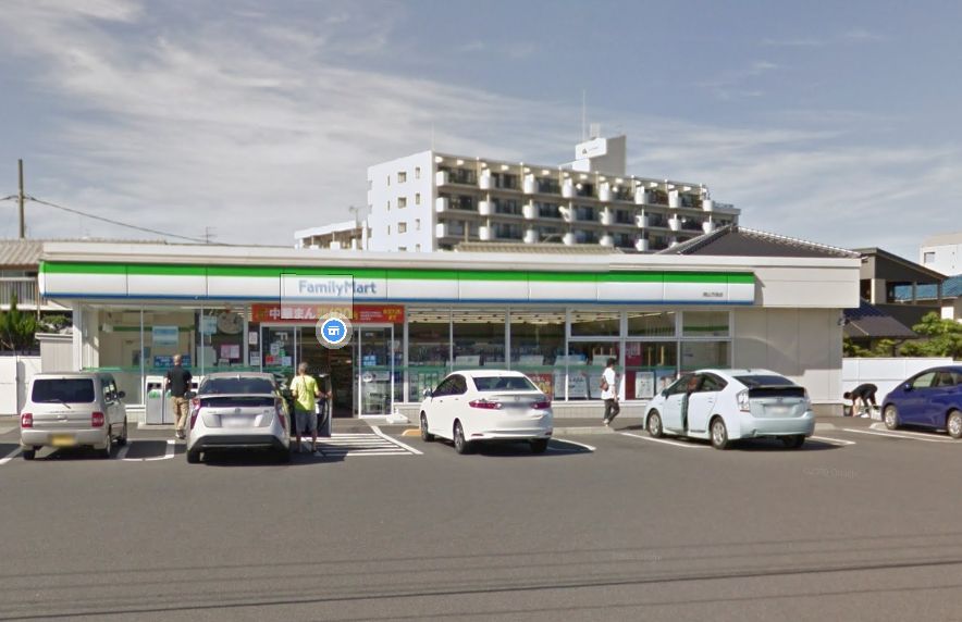 近くのファミリーマート 岡山万倍店まで130m（徒歩2分）