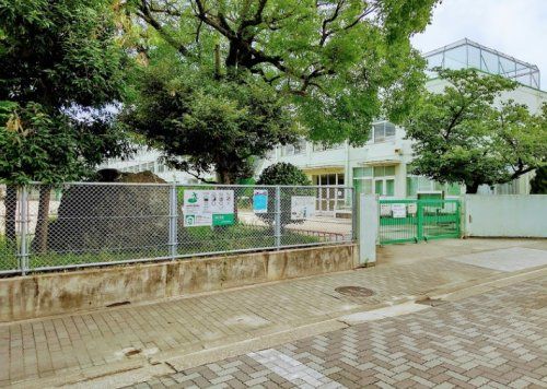 近くの名古屋市立二城小学校まで216m（徒歩3分）