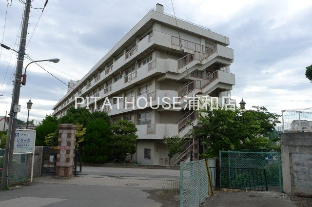 近くのさいたま市立東浦和中学校まで709m（徒歩9分）