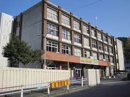 近くの大津市立北大路中学校まで900m（徒歩12分）