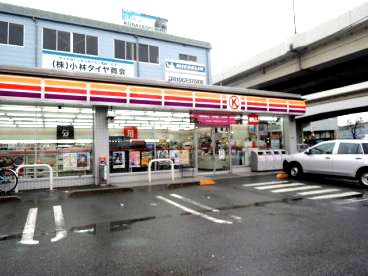 近くのコンビニまで447m（徒歩6分）