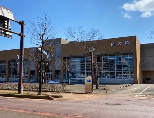 近くの長岡市立中央図書館まで464m（徒歩6分）
