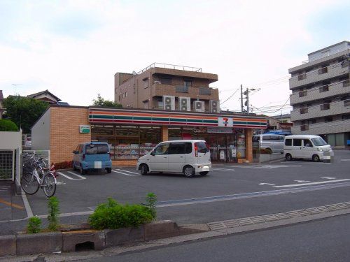 近くのコンビニまで455m（徒歩6分）