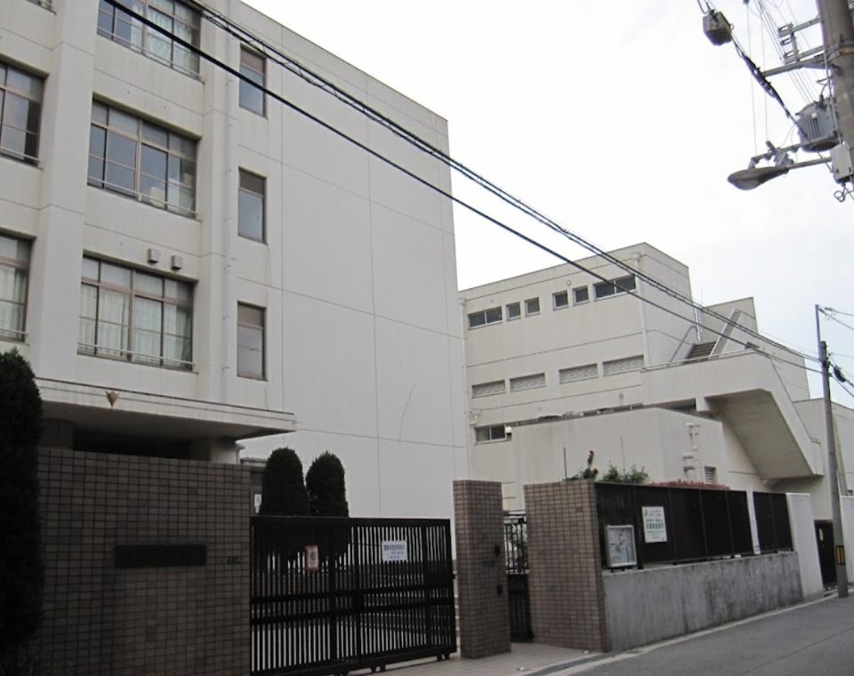 近くの大阪市立柴島中学校まで75m（徒歩1分）