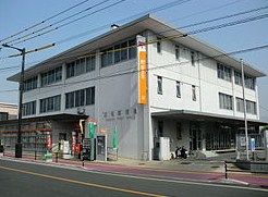 近くの郵便局まで696m（徒歩9分）