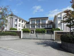 近くの大津市立仰木の里東小学校まで867m（徒歩11分）