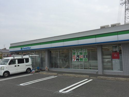 近くのコンビニまで479m（徒歩6分）