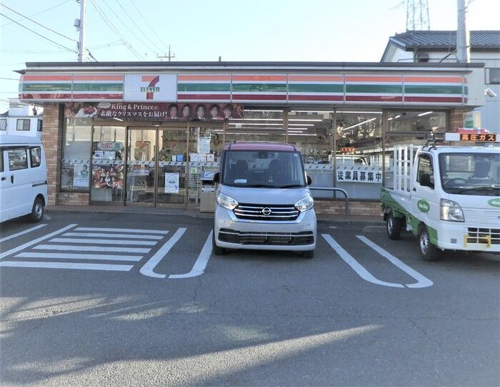 近くのコンビニまで608m（徒歩8分）